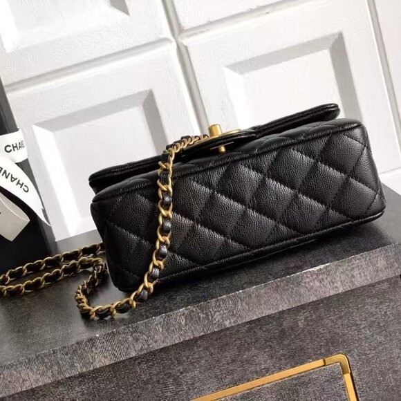 Classic CHANEL Bag: A Stylish and Versatile Choice for Elegance - Picture 5 of 9